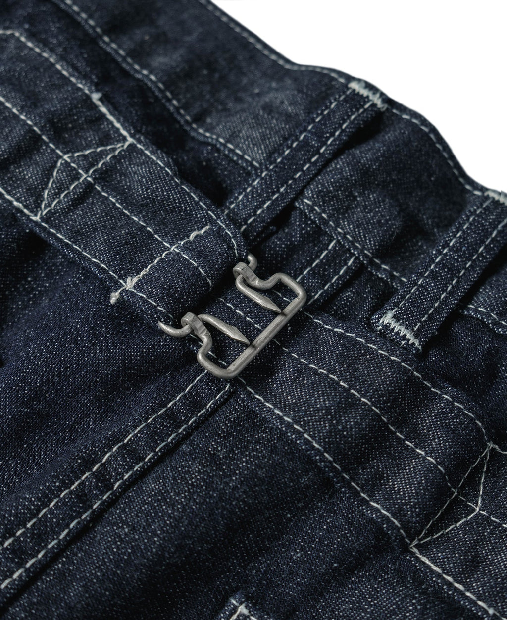 Jean en denim indigo coupe large style workwear avec surpiqûres contrastantes, poches plaquées et coupe fatigue