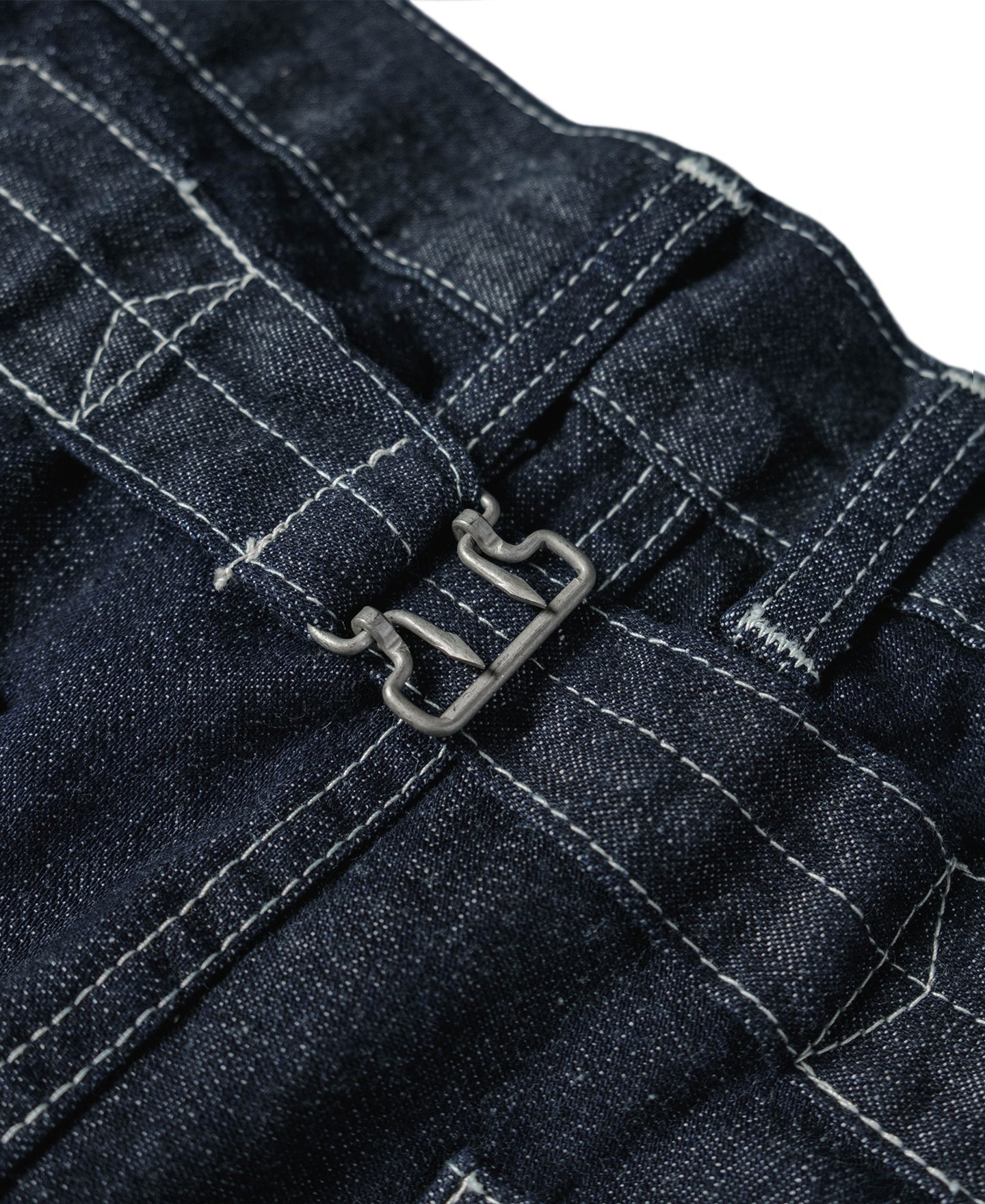 Jean en denim indigo coupe large style workwear avec surpiqûres contrastantes, poches plaquées et coupe fatigue