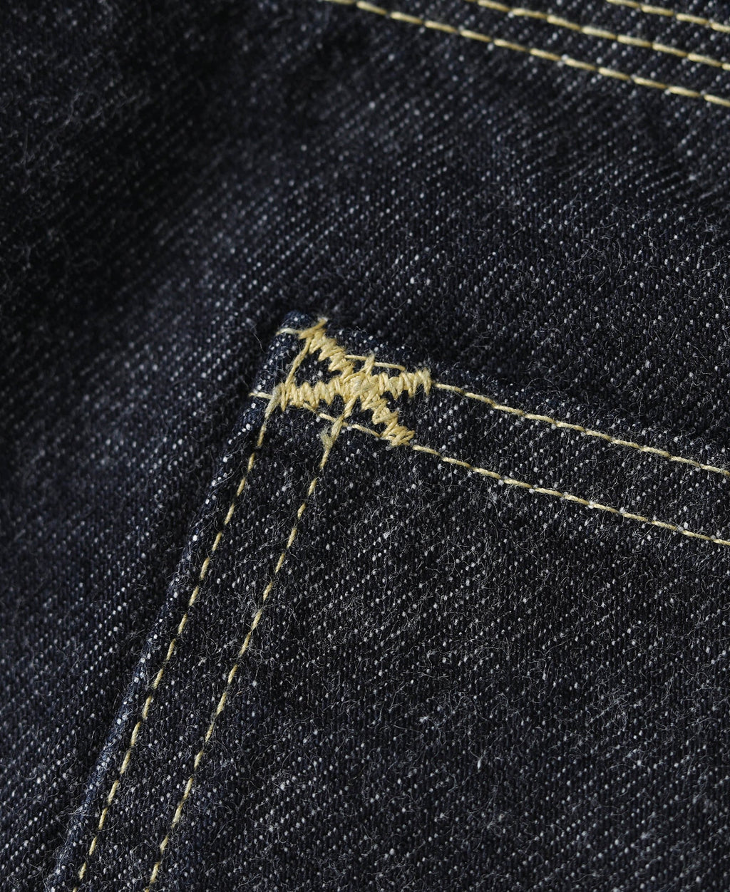 Jean large en denim selvedge indigo coupe décontractée avec revers