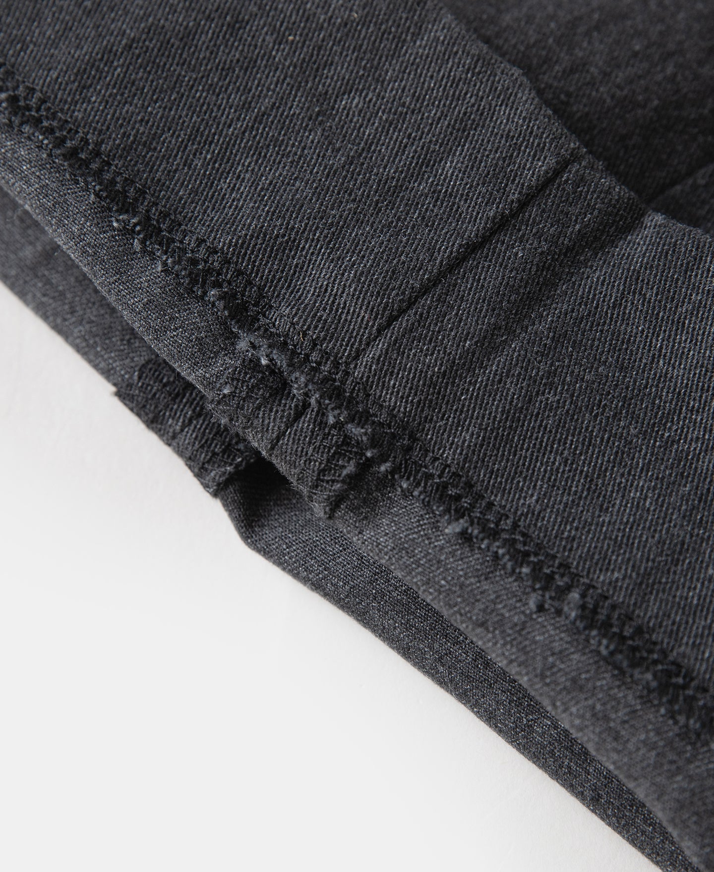 Pantalon chino gris foncé à double pli, taille haute, coupe fuselée vintage