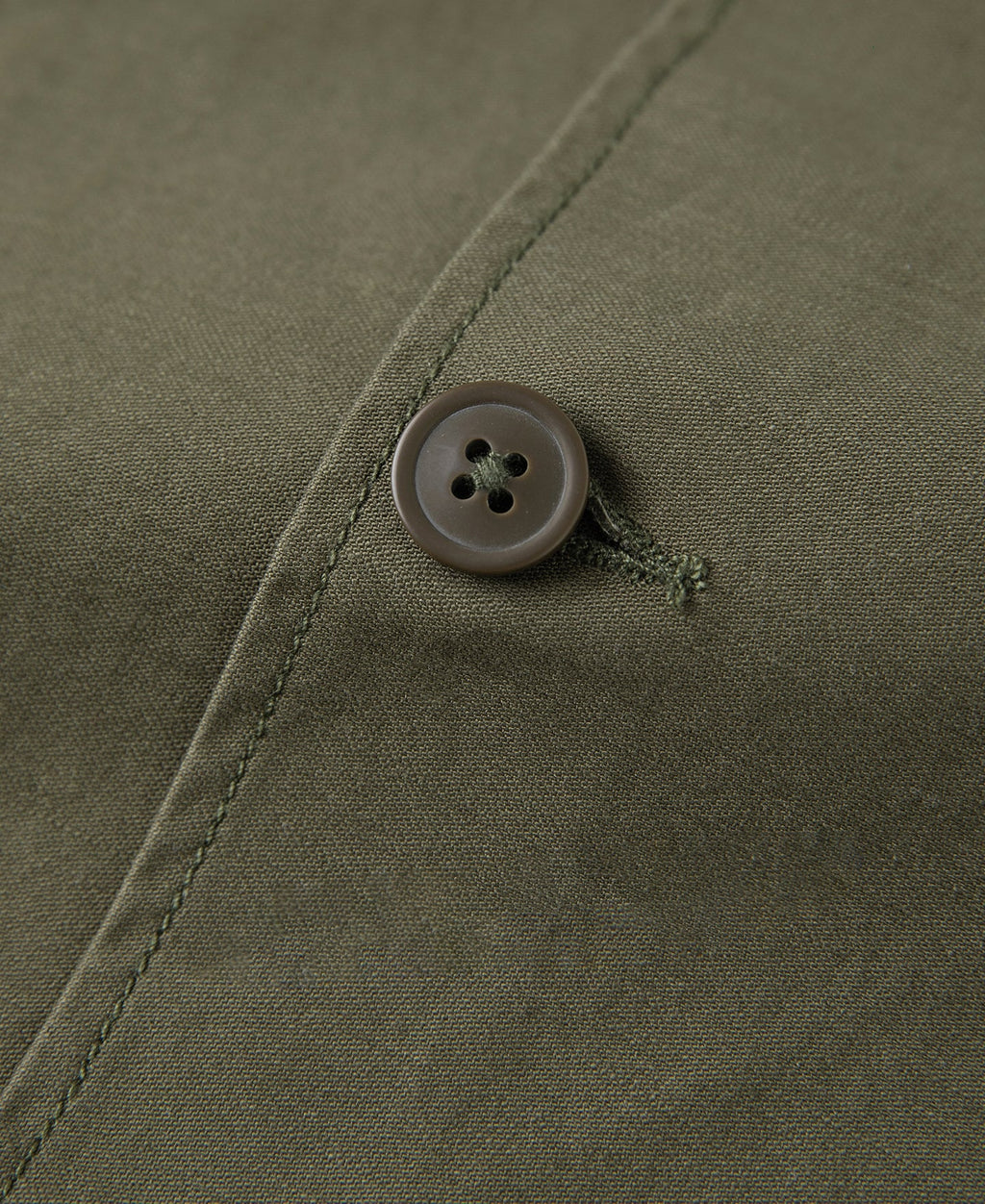 Chemise utilitaire boutonnée à manches courtes vert olive, avec écusson militaire
