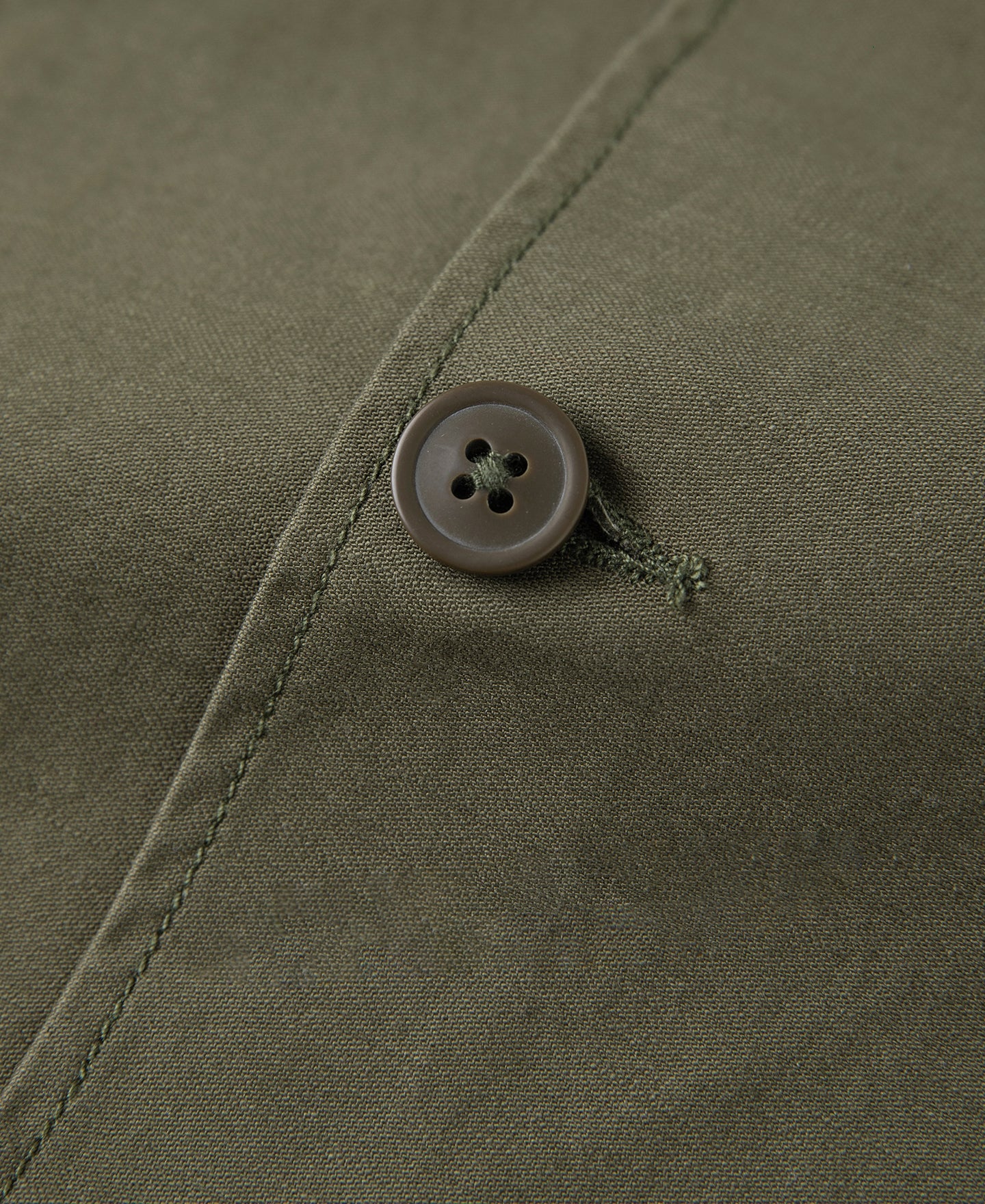 Chemise utilitaire boutonnée à manches courtes vert olive, avec écusson militaire
