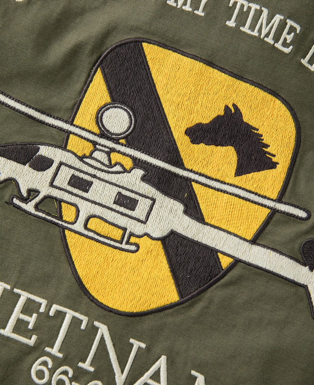 Chemise utilitaire boutonnée à manches courtes vert olive, avec écusson militaire