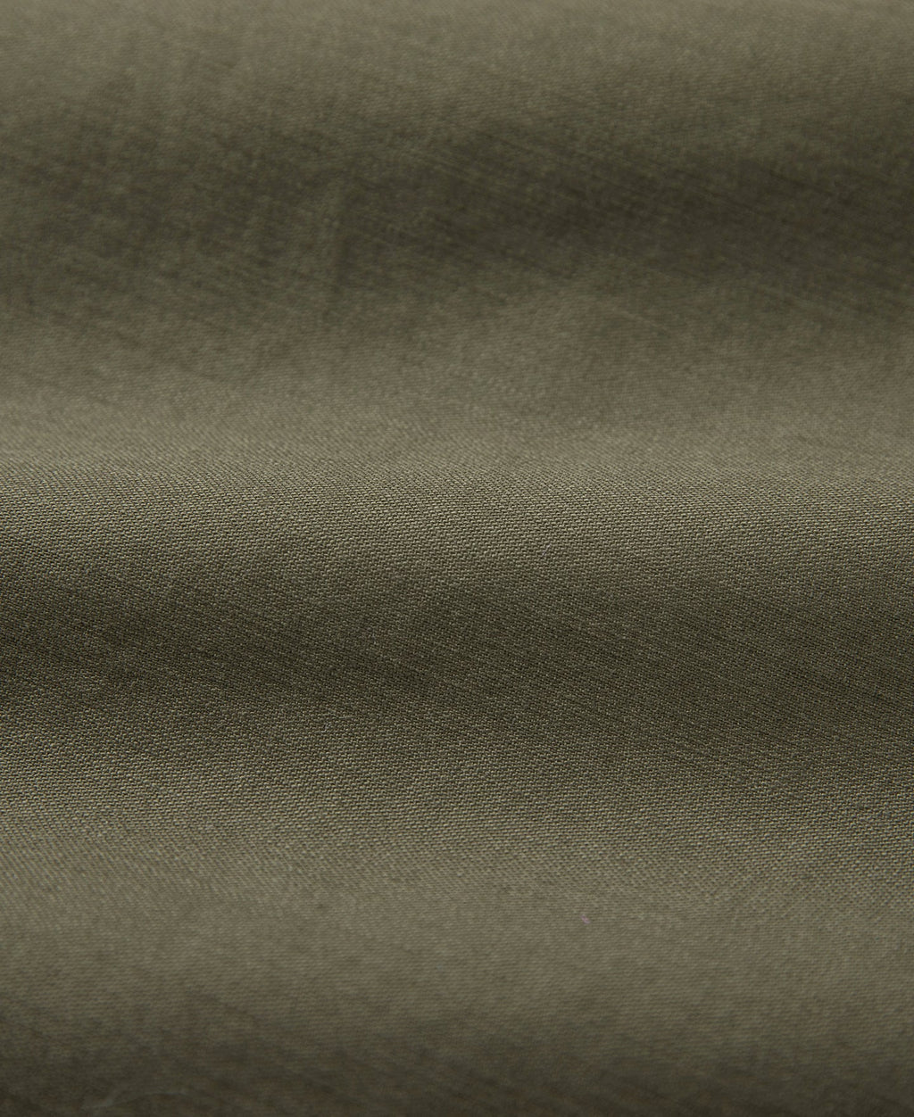 Chemise utilitaire boutonnée à manches courtes vert olive, avec écusson militaire