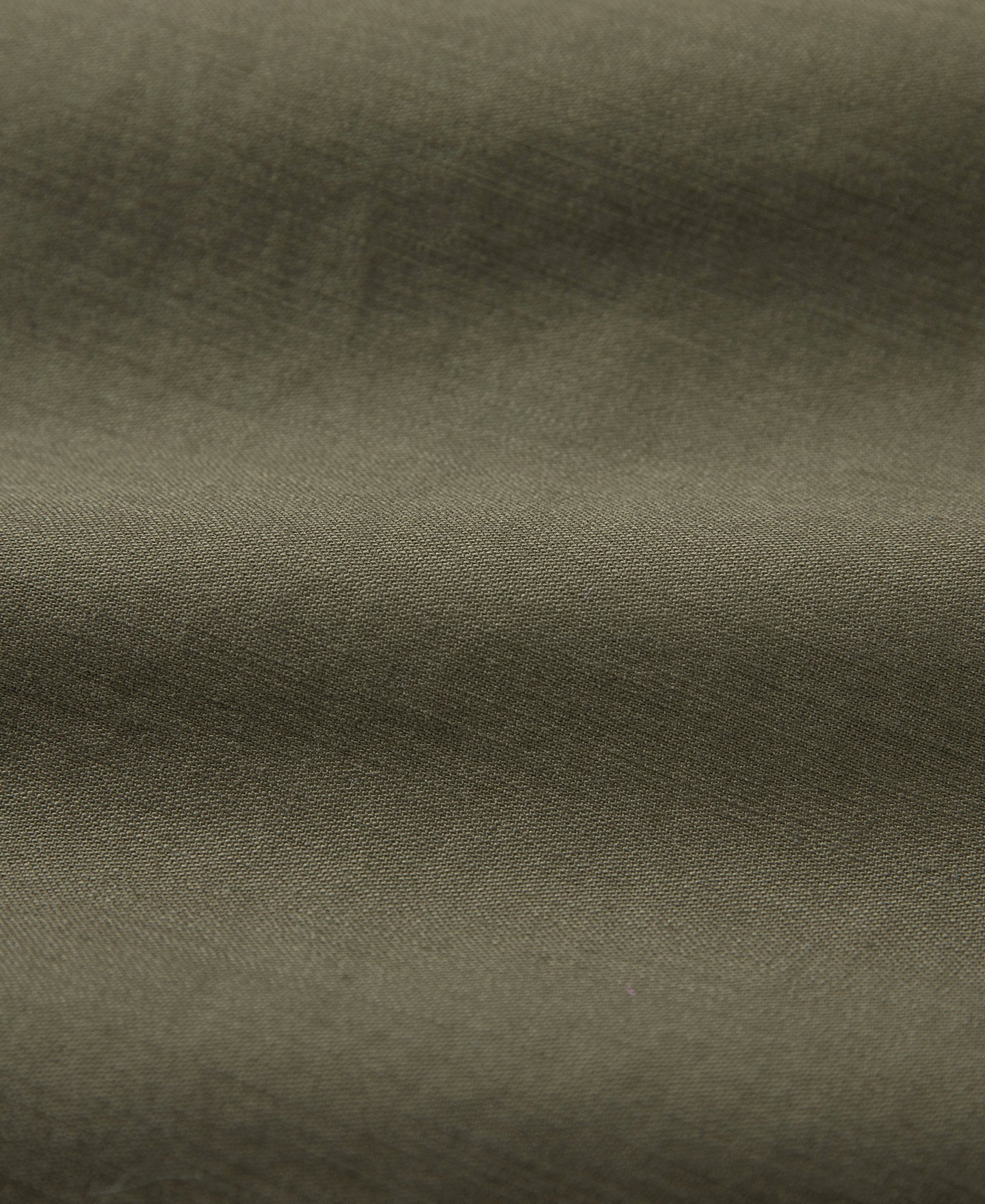 Chemise utilitaire boutonnée à manches courtes vert olive, avec écusson militaire