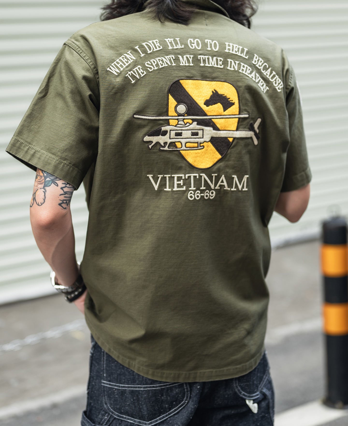Chemise utilitaire boutonnée à manches courtes vert olive, avec écusson militaire