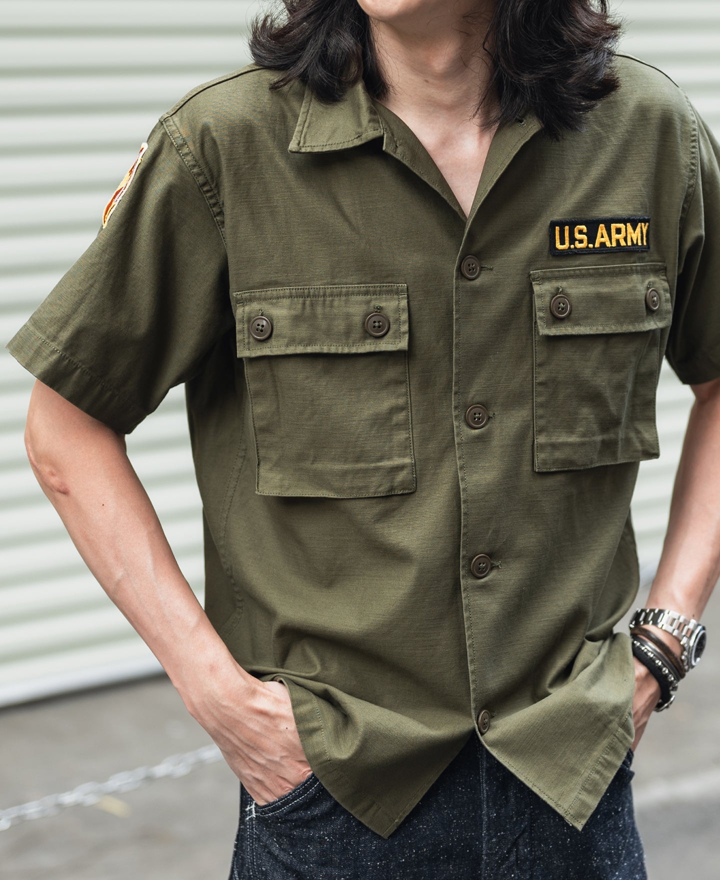 Chemise utilitaire boutonnée à manches courtes vert olive, avec écusson militaire