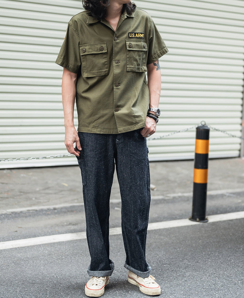 Chemise utilitaire boutonnée à manches courtes vert olive, avec écusson militaire