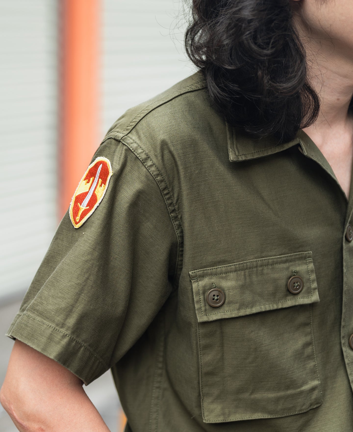 Chemise utilitaire boutonnée à manches courtes vert olive, avec écusson militaire