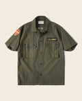 Chemise utilitaire boutonnée à manches courtes vert olive, avec écusson militaire