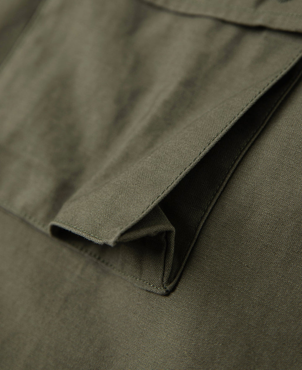 Chemise utilitaire boutonnée à manches courtes vert olive, avec écusson militaire