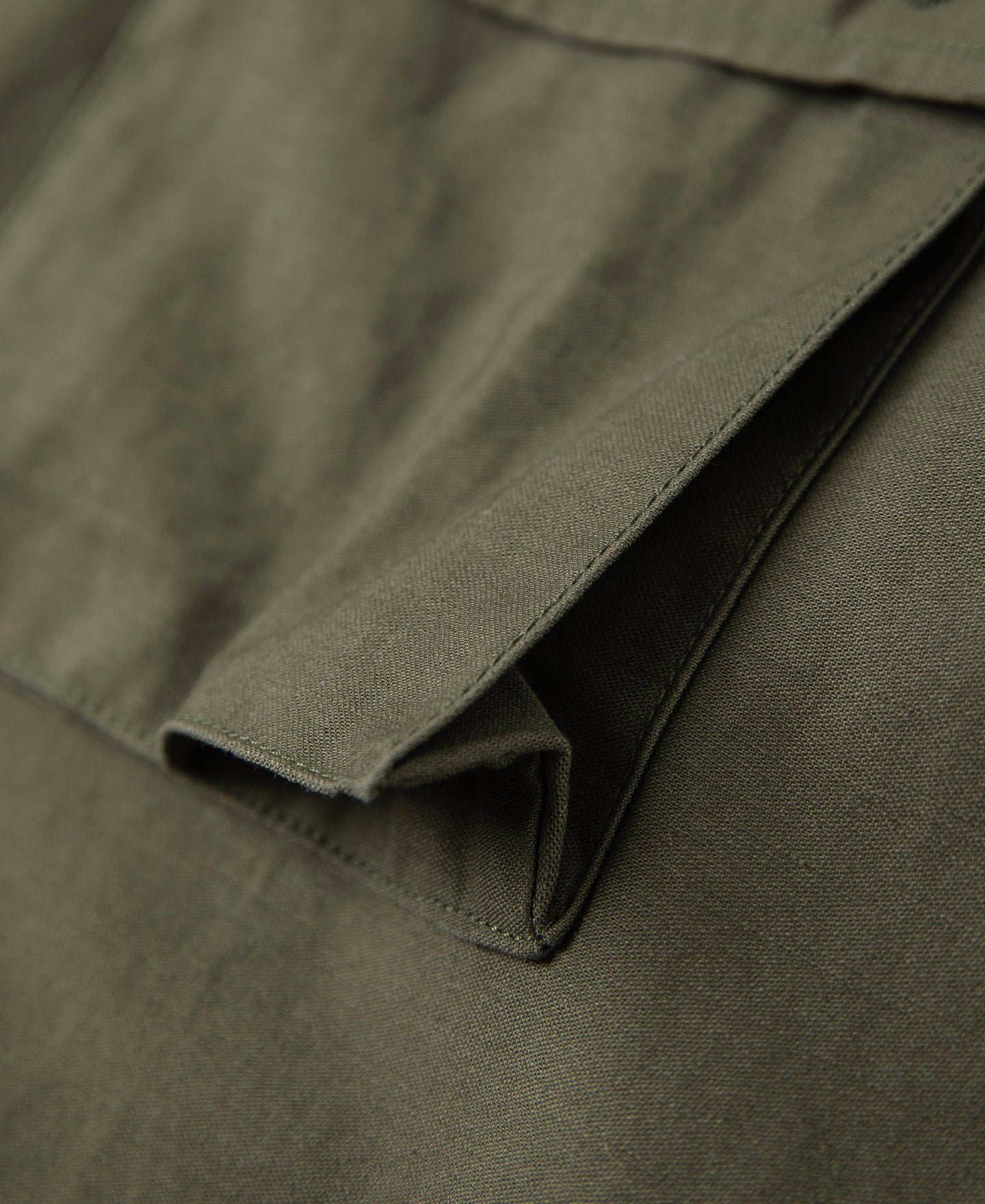 Chemise utilitaire boutonnée à manches courtes vert olive, avec écusson militaire