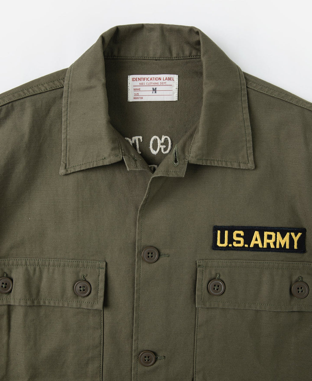 Chemise utilitaire boutonnée à manches courtes vert olive, avec écusson militaire