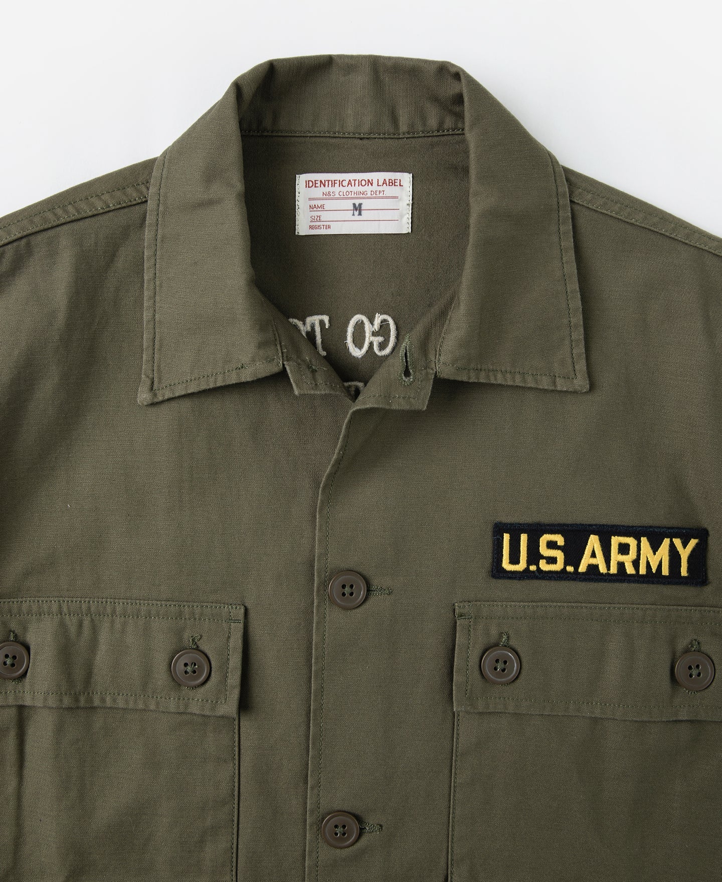 Chemise utilitaire boutonnée à manches courtes vert olive, avec écusson militaire