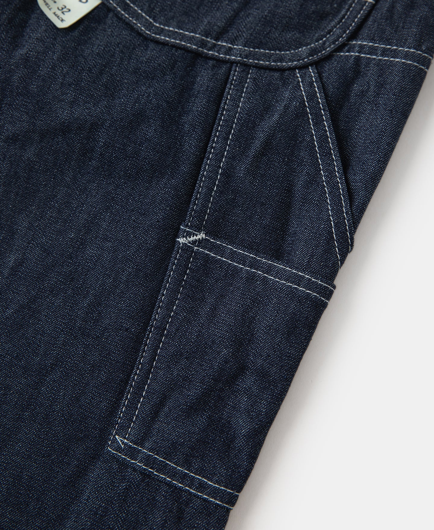 Jean toile indigo coupe large style peintre avec surpiqûres contrastantes
