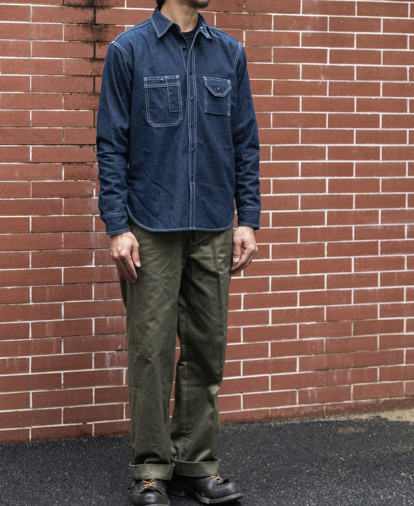 Chemise de travail à manches longues en denim bleu épais avec poches poitrine
