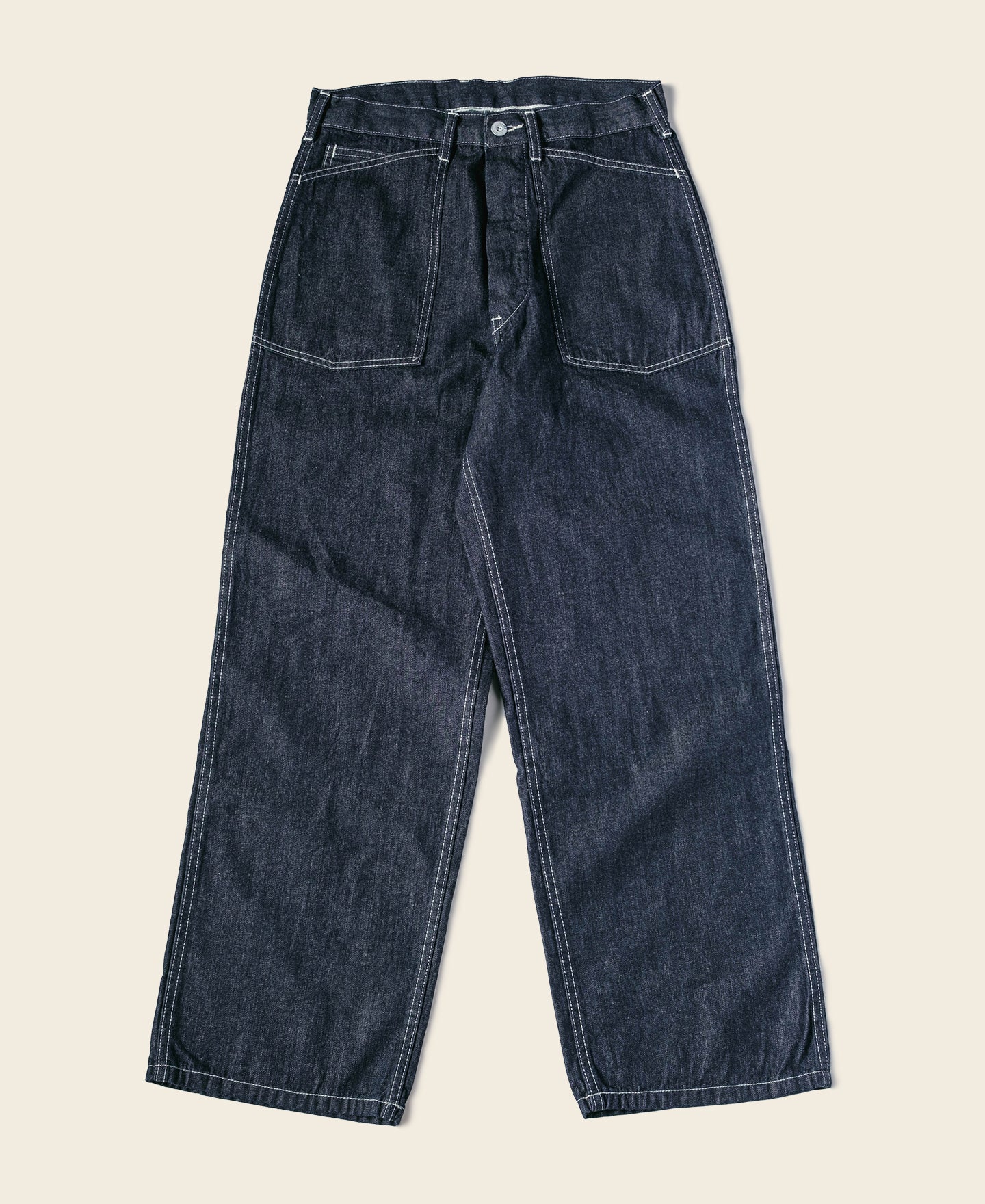 Jean en denim indigo coupe large style workwear avec surpiqûres contrastantes, poches plaquées et coupe fatigue