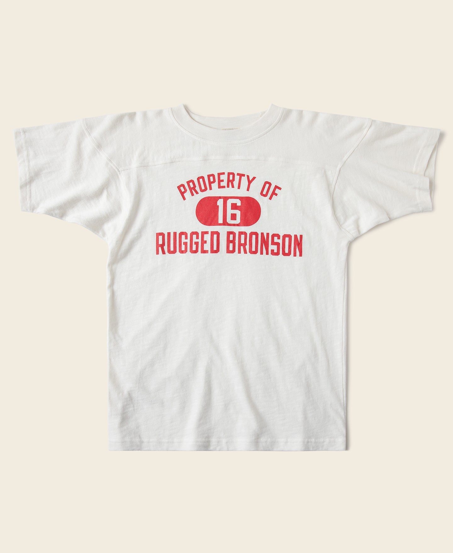 T-shirt blanc vintage à manches courtes avec imprimé graphique de football et épaules tombantes