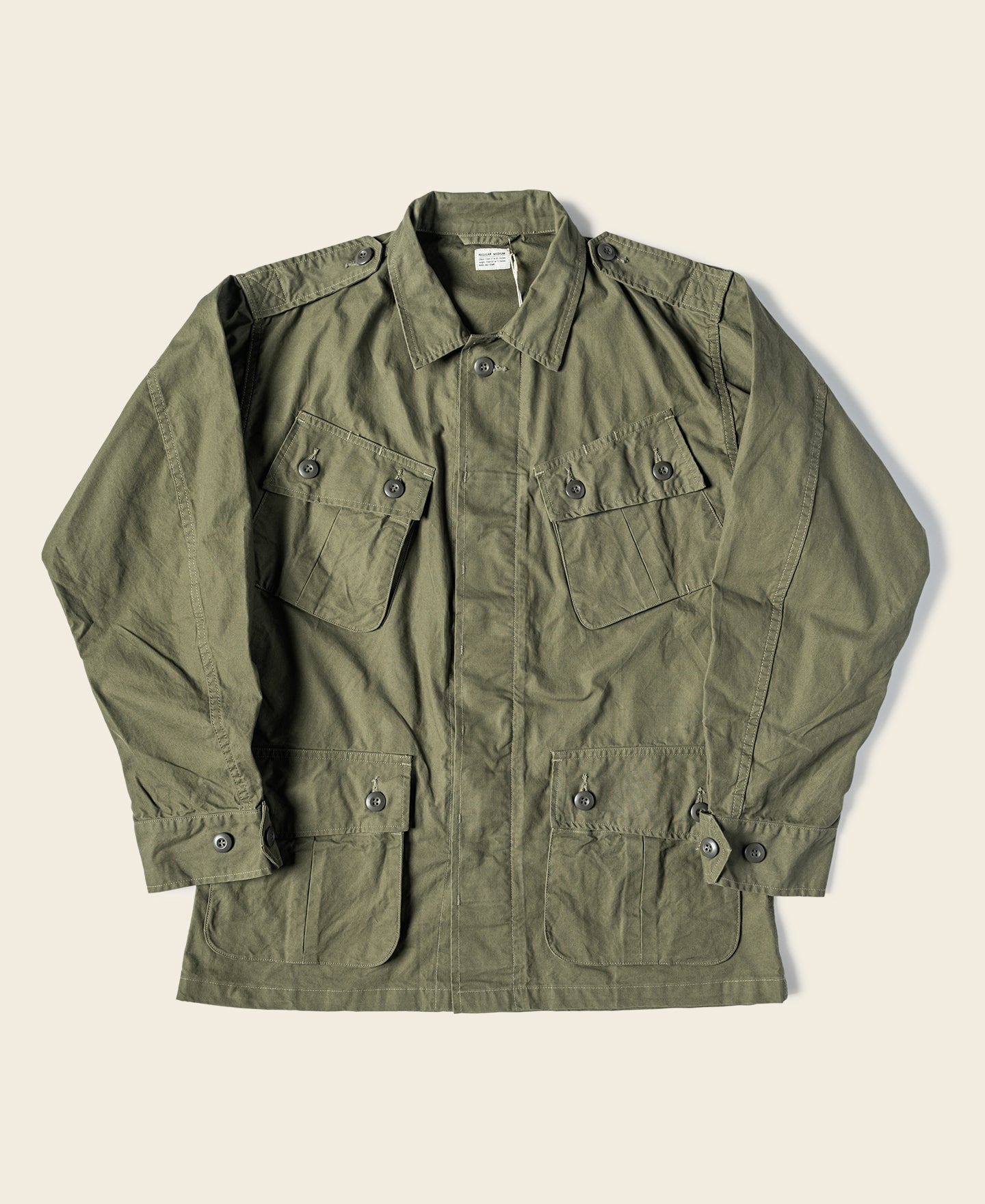 Veste militaire kaki avec quatre poches et fermeture boutonnée