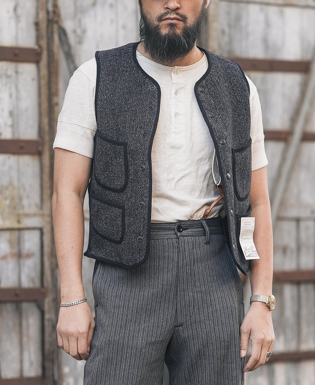 Gilet en laine mélangée poivre et sel à quatre poches avec liseré noir coupe classique
