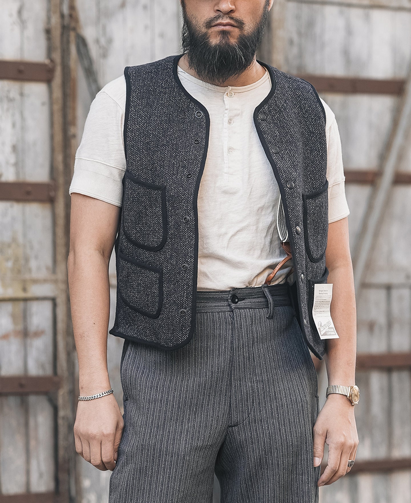Gilet en laine mélangée poivre et sel à quatre poches avec liseré noir coupe classique