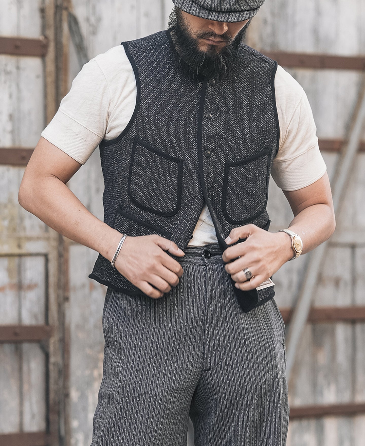 Gilet en laine mélangée poivre et sel à quatre poches avec liseré noir coupe classique