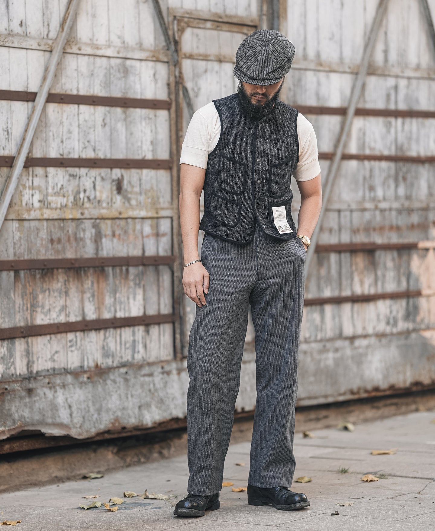 Gilet en laine mélangée poivre et sel à quatre poches avec liseré noir coupe classique