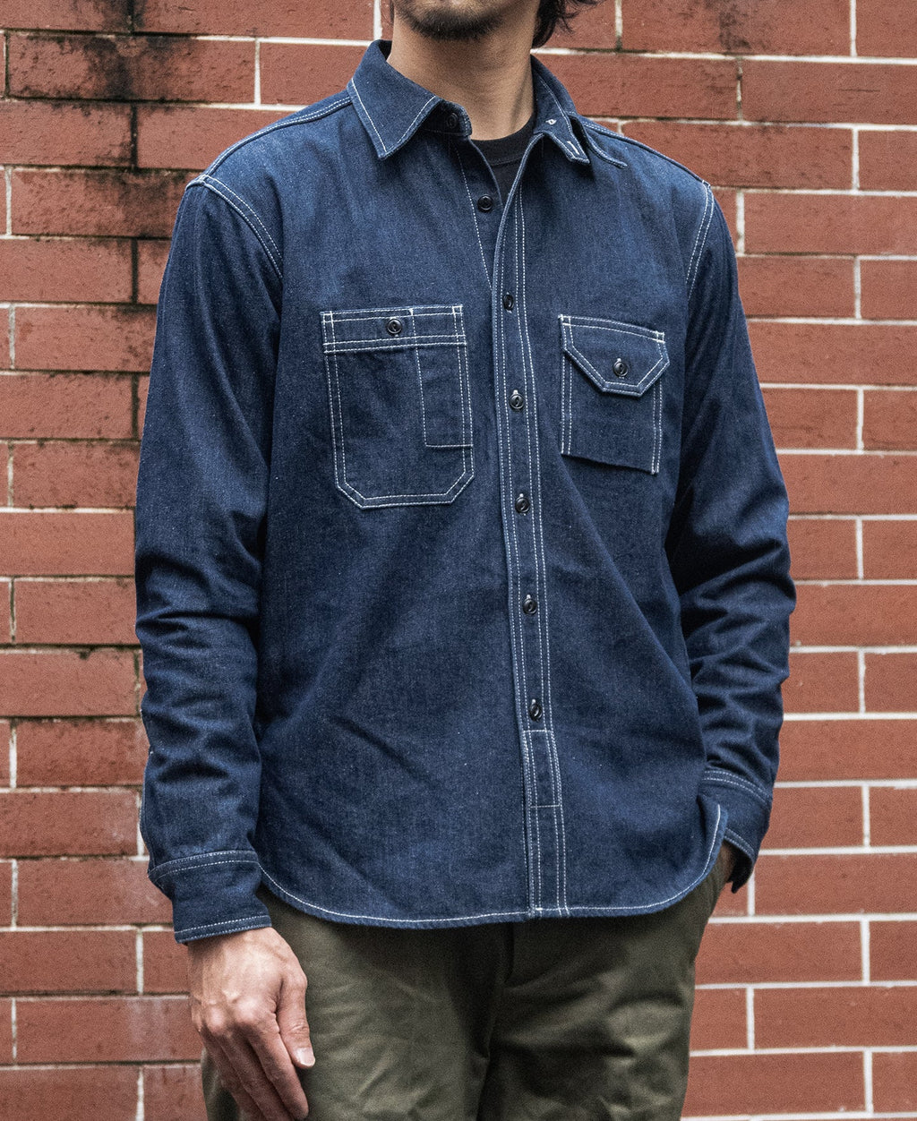 Chemise de travail à manches longues en denim bleu épais avec poches poitrine