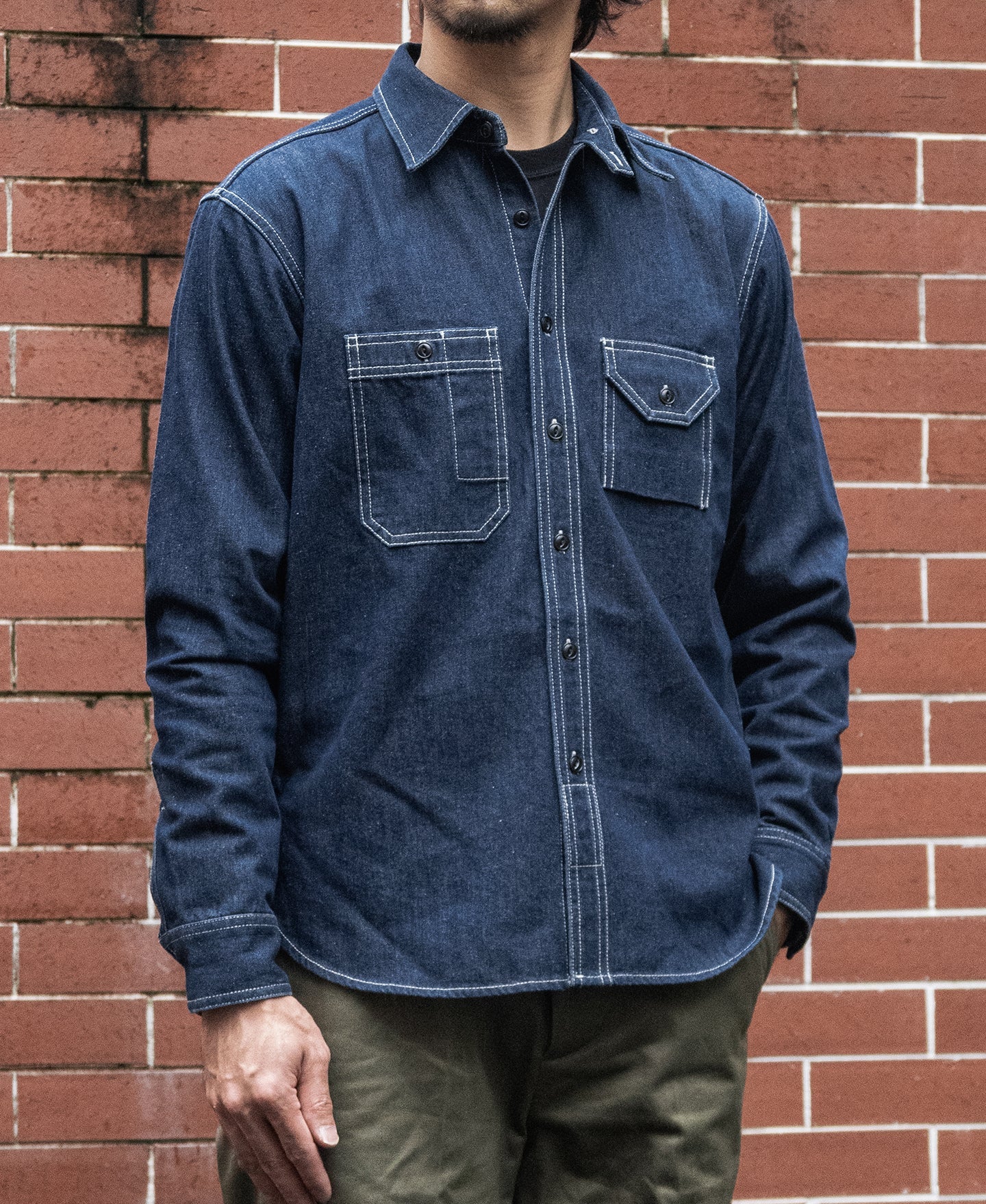 Chemise de travail à manches longues en denim bleu épais avec poches poitrine