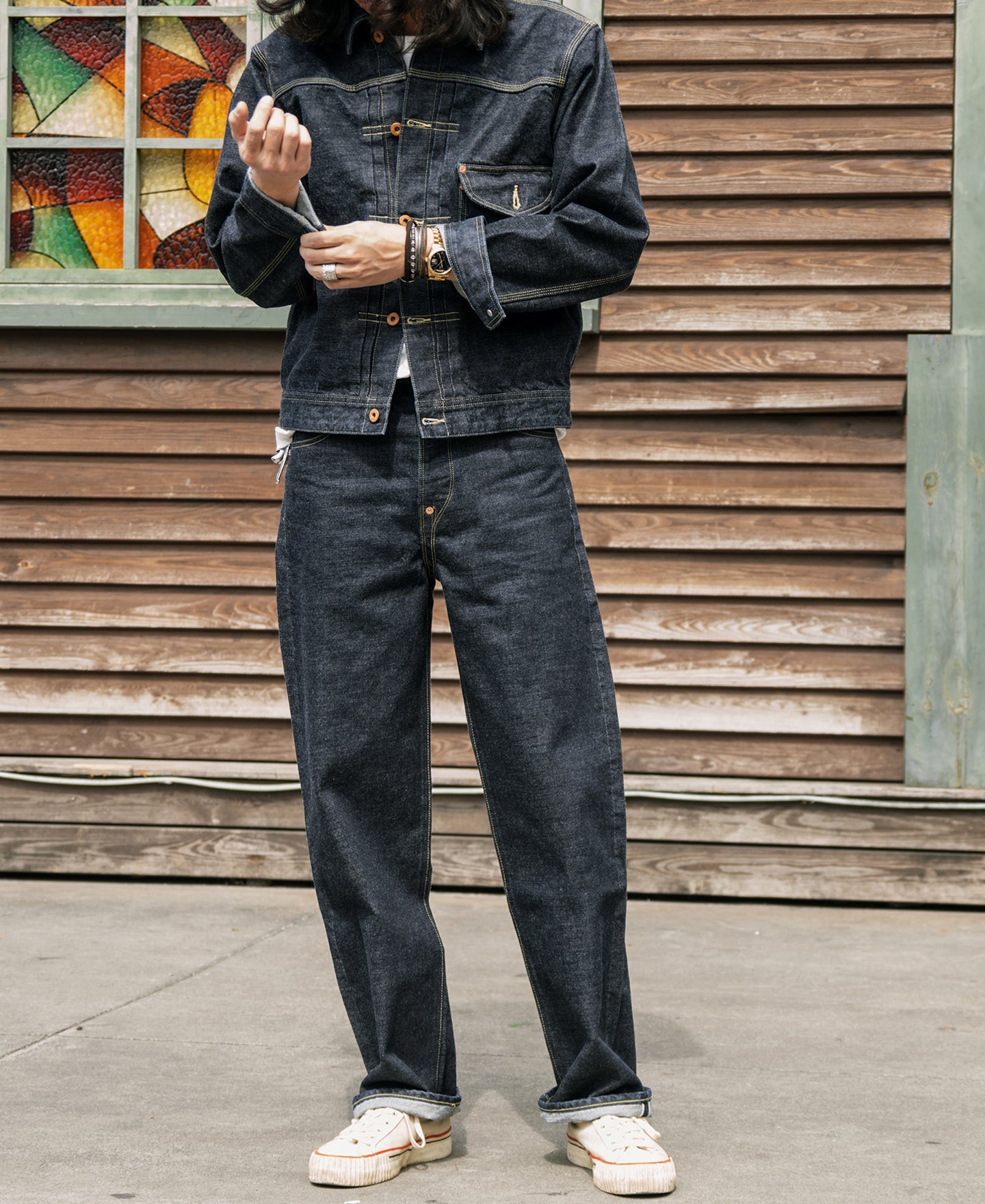 Jean large en denim selvedge indigo coupe décontractée avec revers