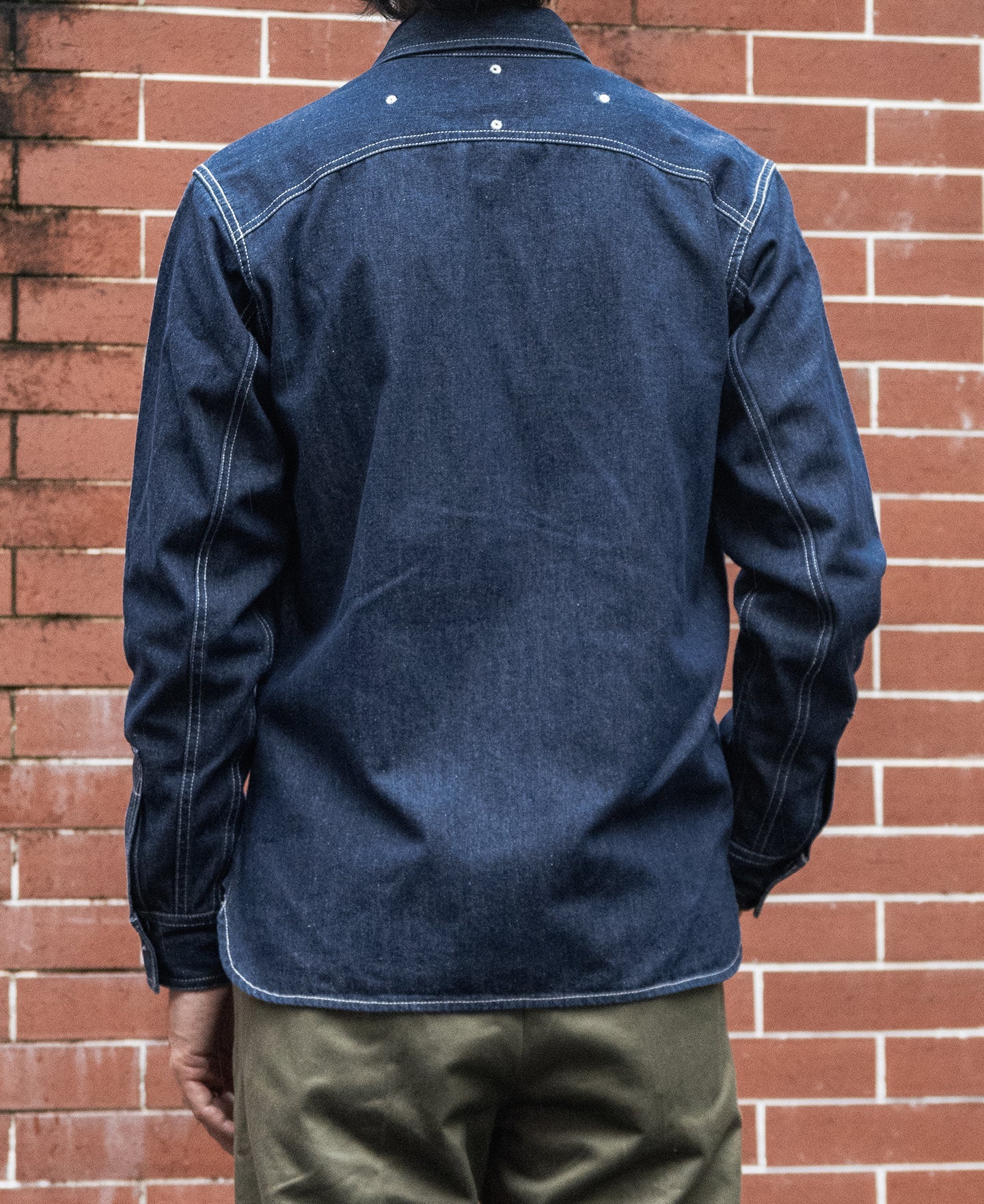 Chemise de travail à manches longues en denim bleu épais avec poches poitrine