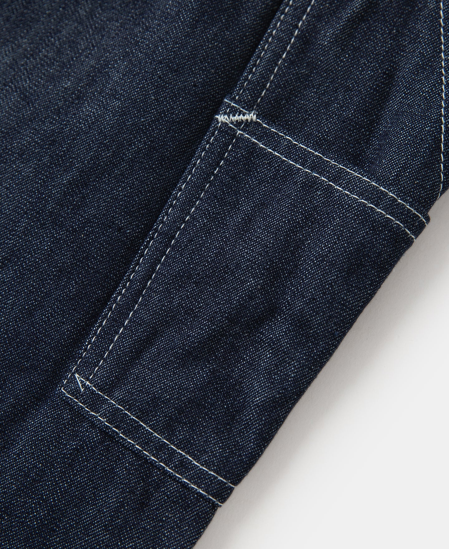 Jean toile indigo coupe large style peintre avec surpiqûres contrastantes