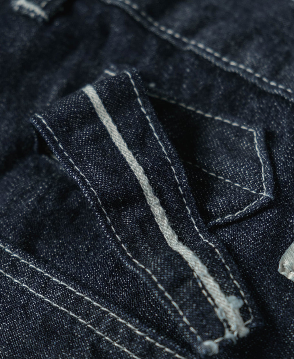 Jean en denim indigo coupe large style workwear avec surpiqûres contrastantes, poches plaquées et coupe fatigue