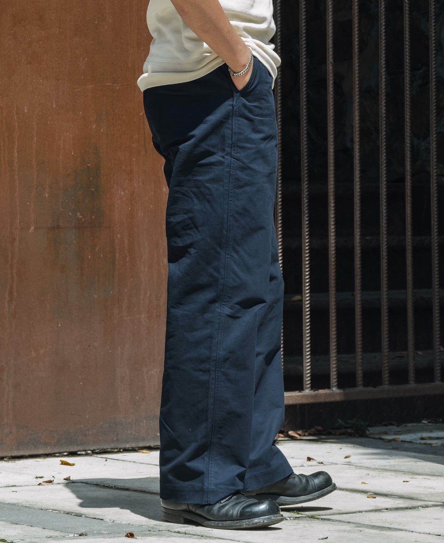 Pantalon chino ample bleu marine à jambes larges de style militaire