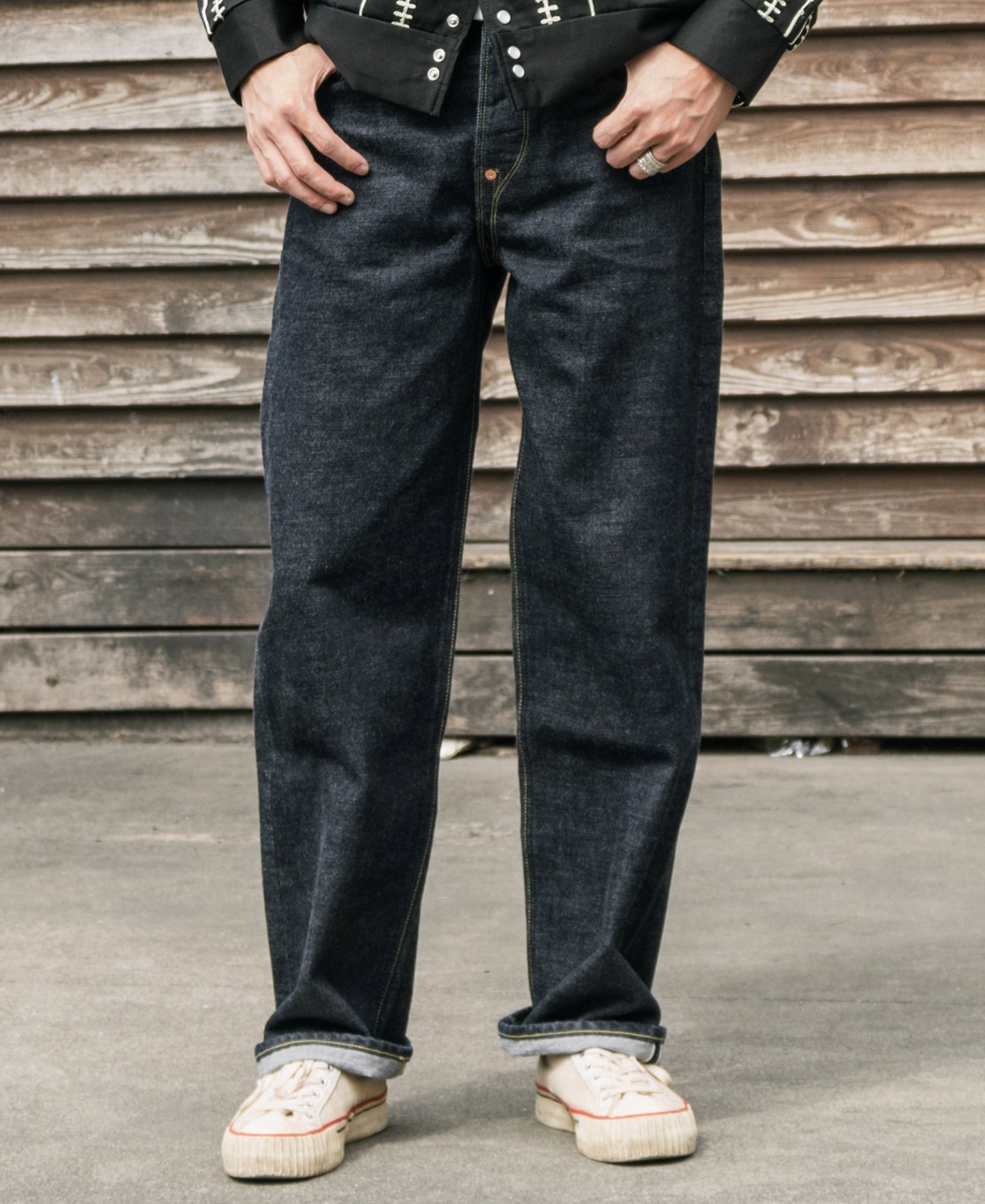 Jean large en denim selvedge indigo coupe décontractée avec revers