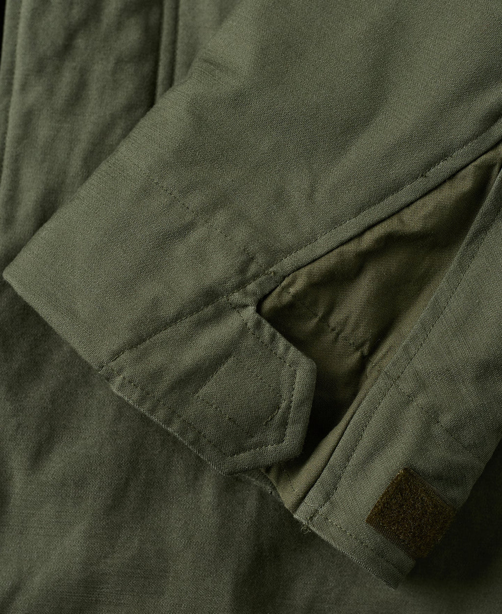 Veste militaire M-65 vert olive avec écussons brodés