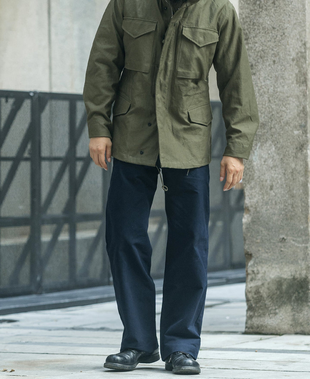 Pantalon chino ample bleu marine à jambes larges de style militaire