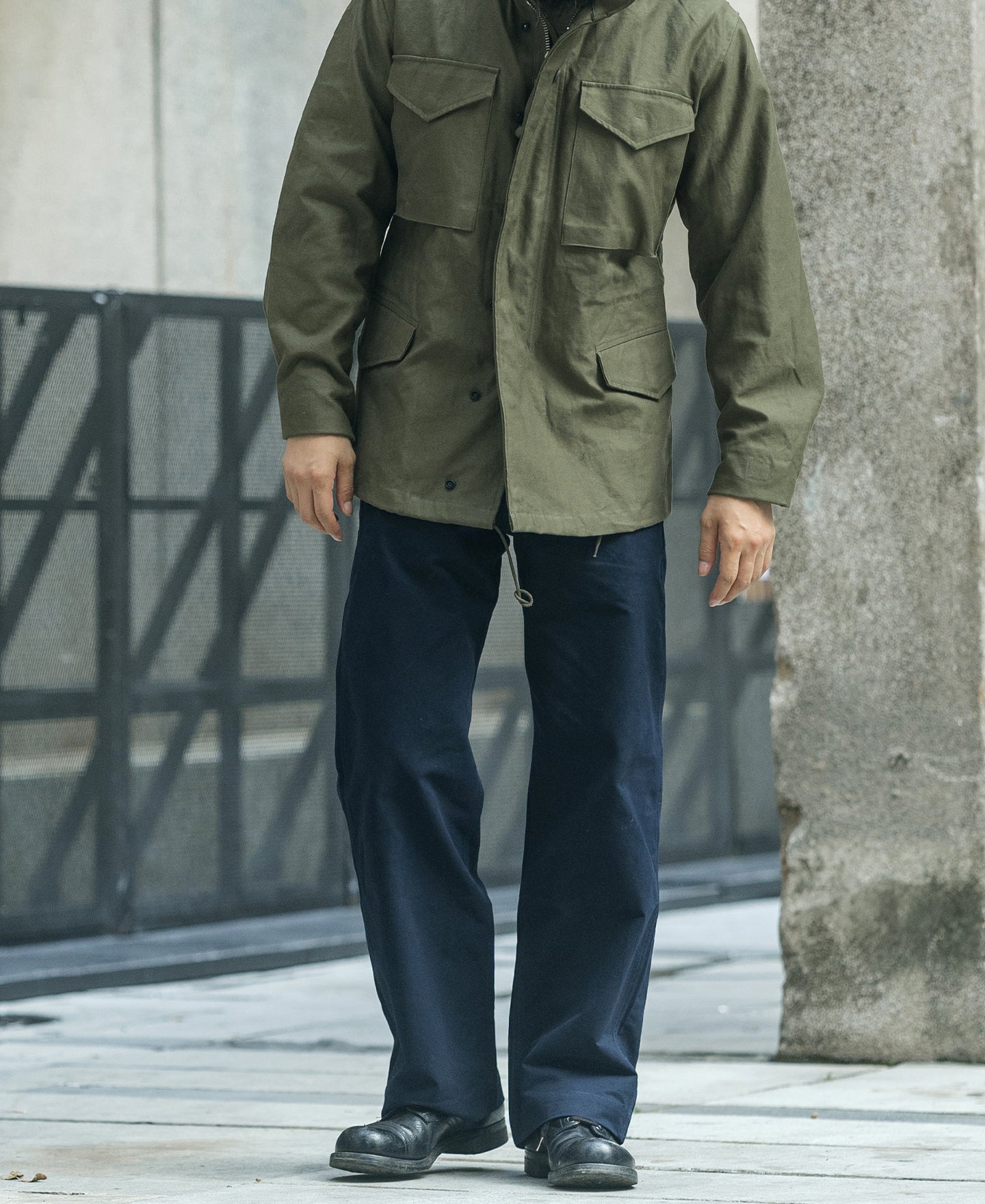 Pantalon chino ample bleu marine à jambes larges de style militaire