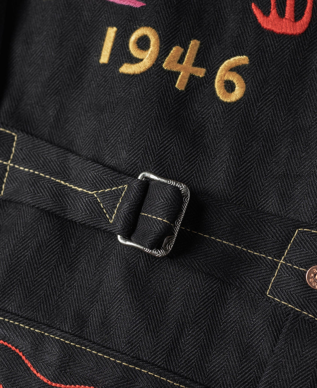Veste de souvenir Dragon noir brodé surpiquée contrastante à boutons