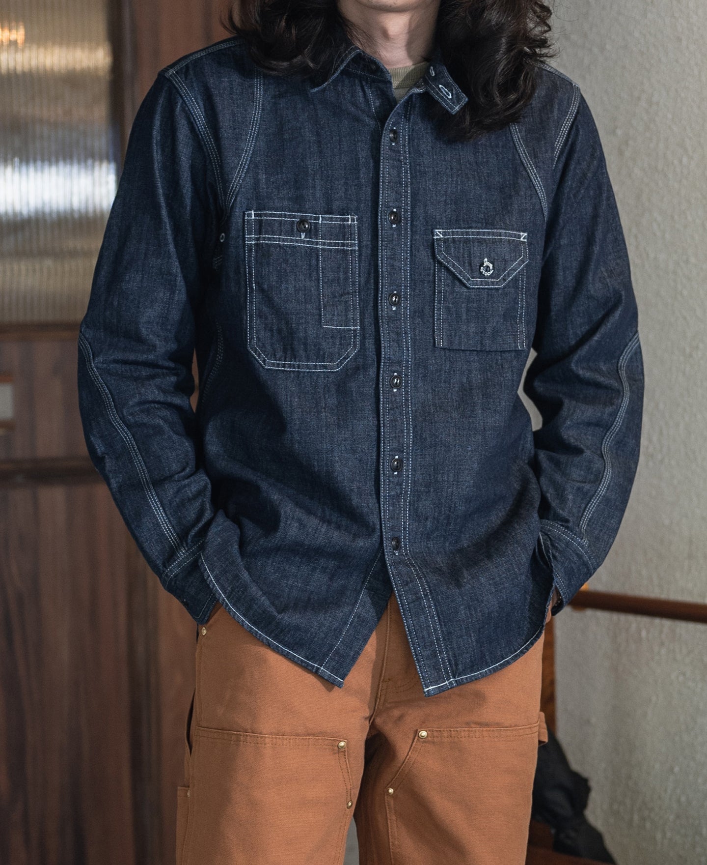 Chemise de travail Indigo en jean à manches longues, poches poitrine et boutonnage.