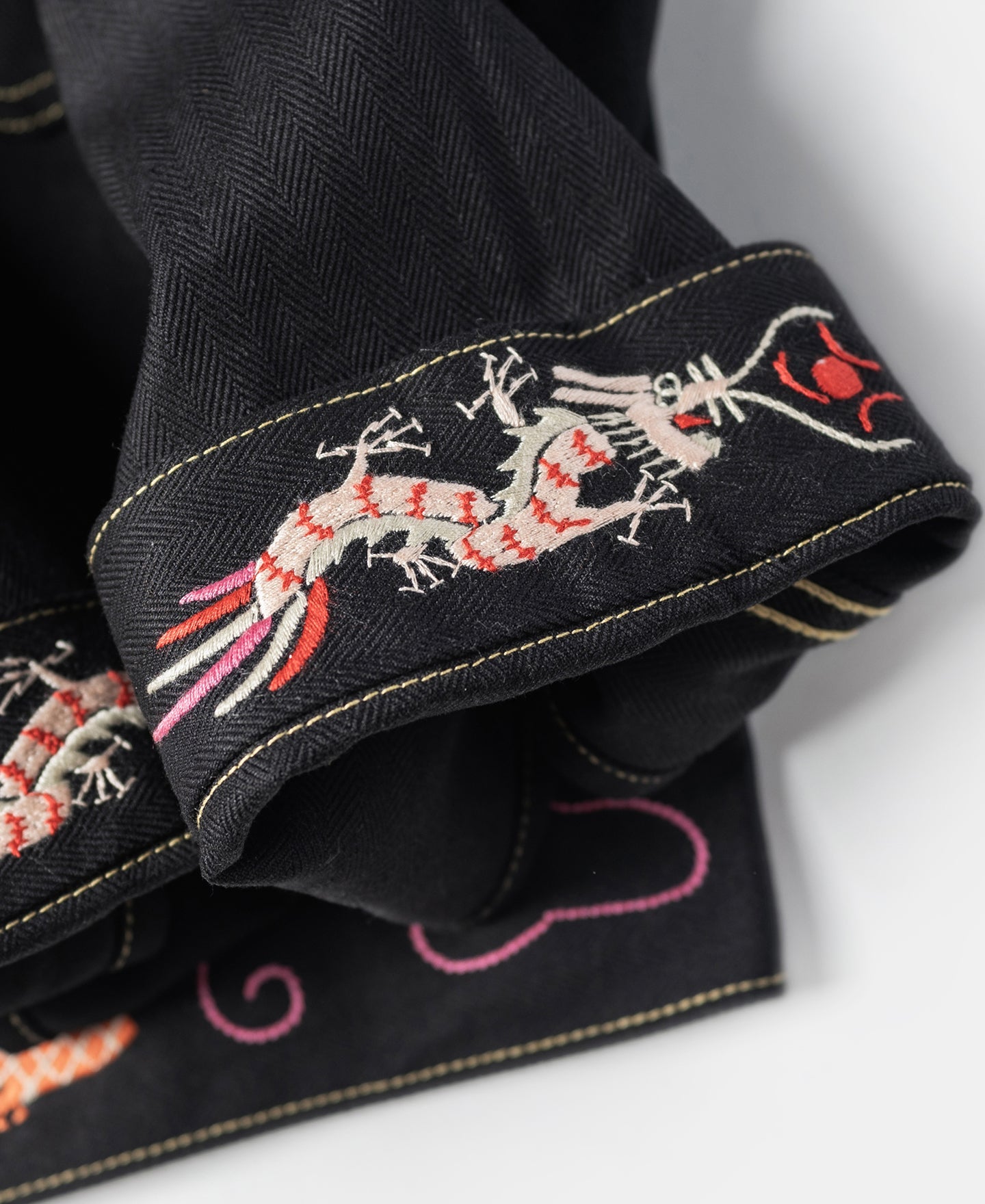 Veste de souvenir Dragon noir brodé surpiquée contrastante à boutons