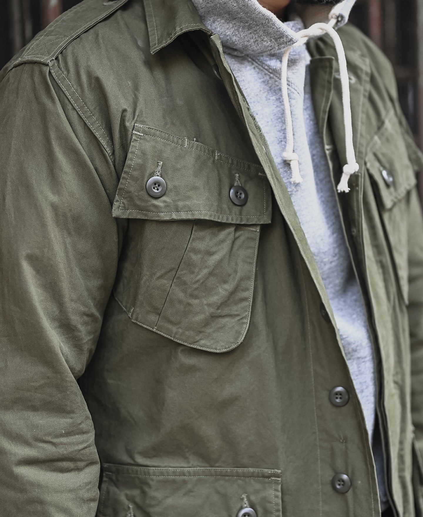 Veste militaire kaki avec quatre poches et fermeture boutonnée
