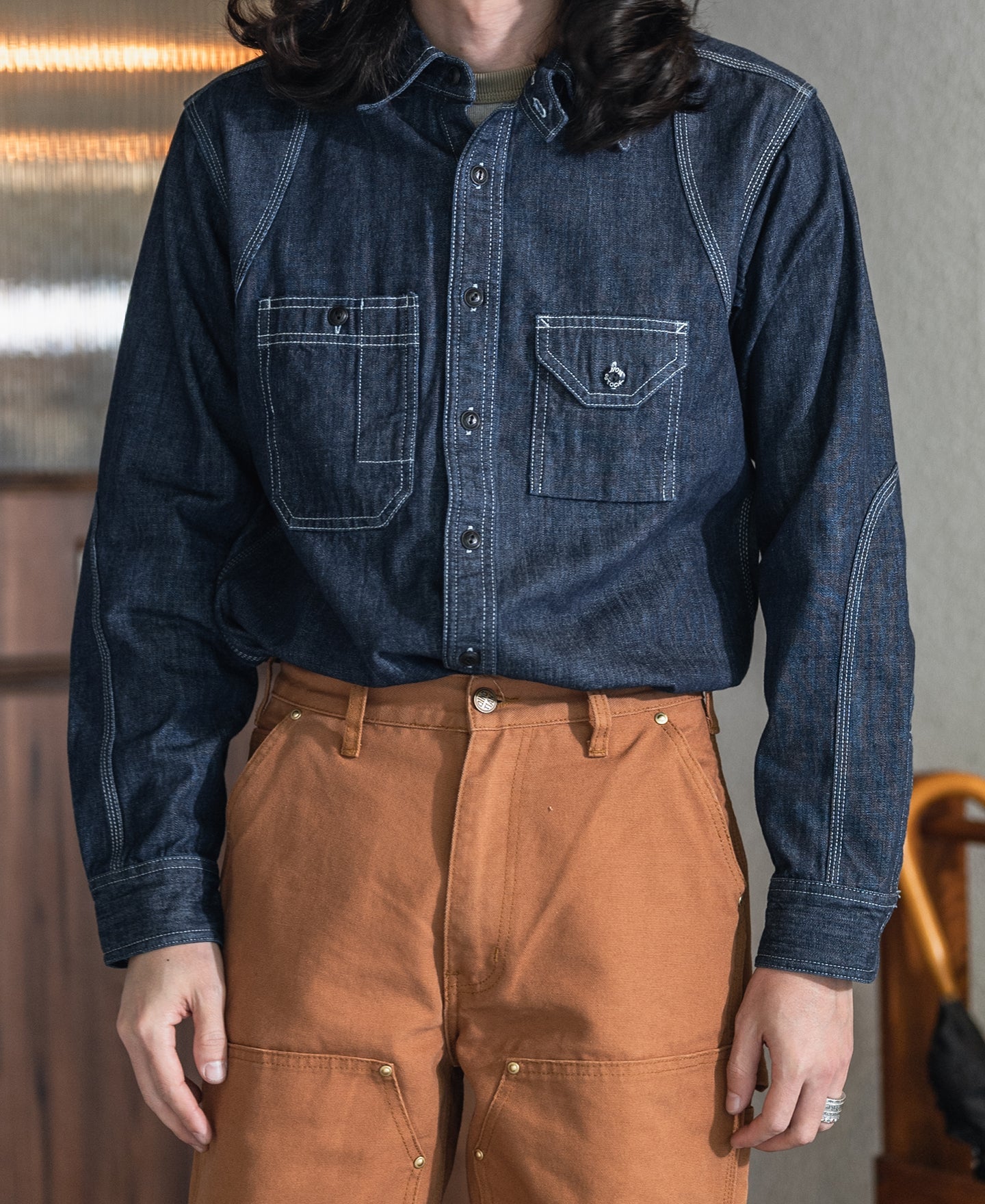 Chemise de travail Indigo en jean à manches longues, poches poitrine et boutonnage.