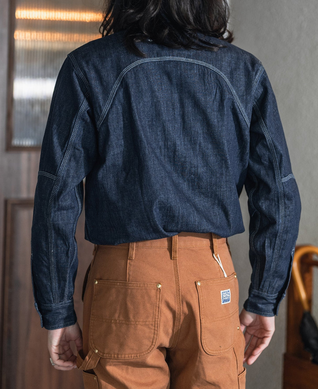 Chemise de travail Indigo en jean à manches longues, poches poitrine et boutonnage.