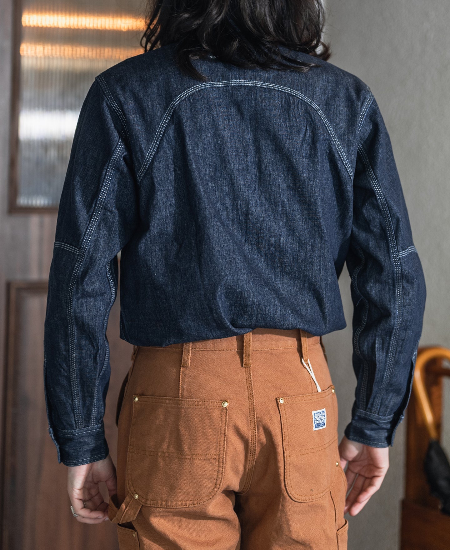 Chemise de travail Indigo en jean à manches longues, poches poitrine et boutonnage.