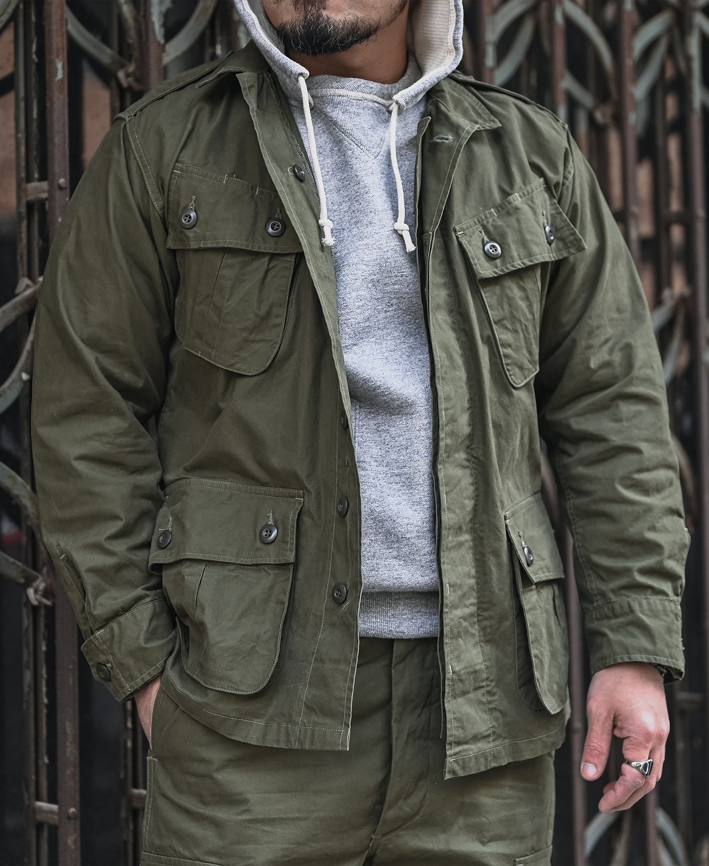 Veste militaire kaki avec quatre poches et fermeture boutonnée