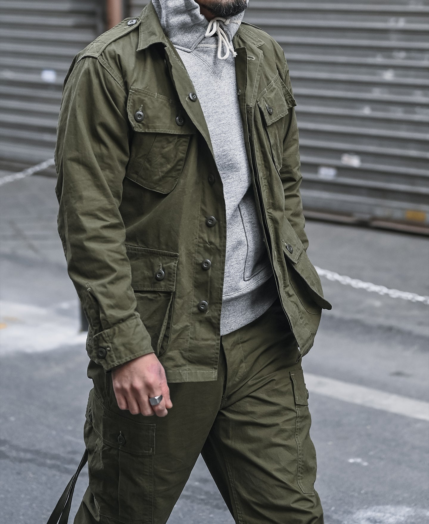 Veste militaire kaki avec quatre poches et fermeture boutonnée