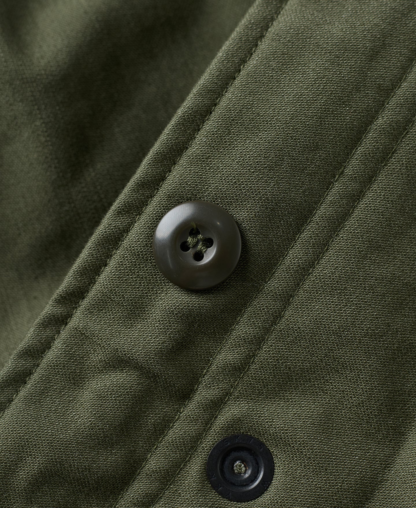 Veste militaire M-65 vert olive avec écussons brodés