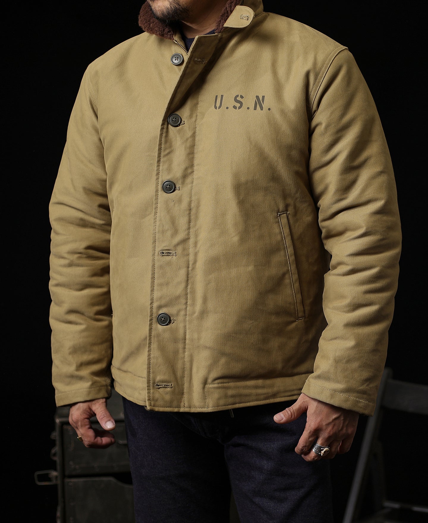 Veste militaire vintage kaki à col sherpa marron et boutonnage frontal pour homme