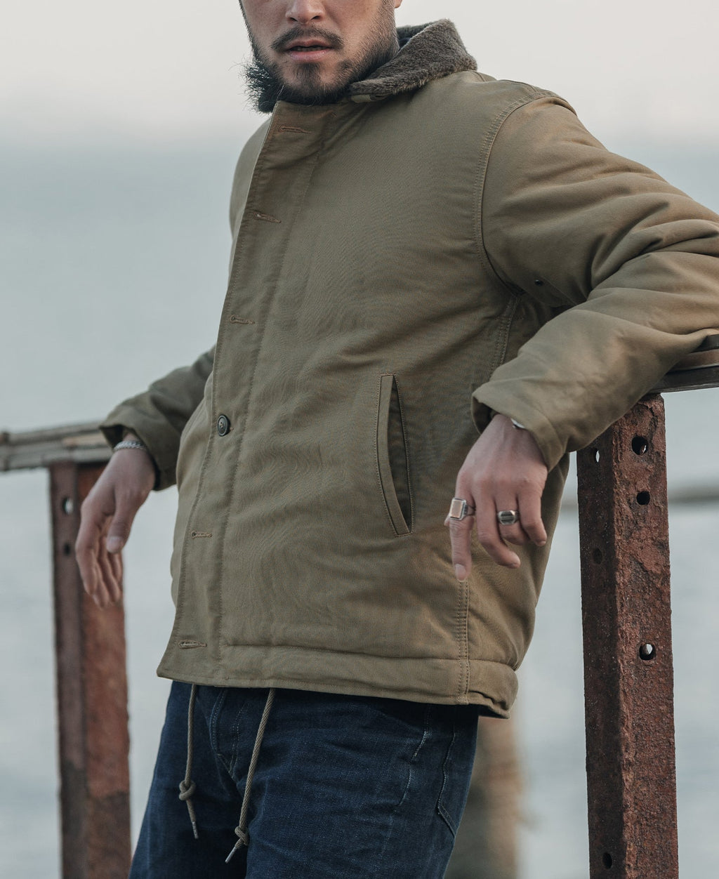Veste de pont N-1 kaki style militaire avec col sherpa et boutonnage sur le devant pour homme